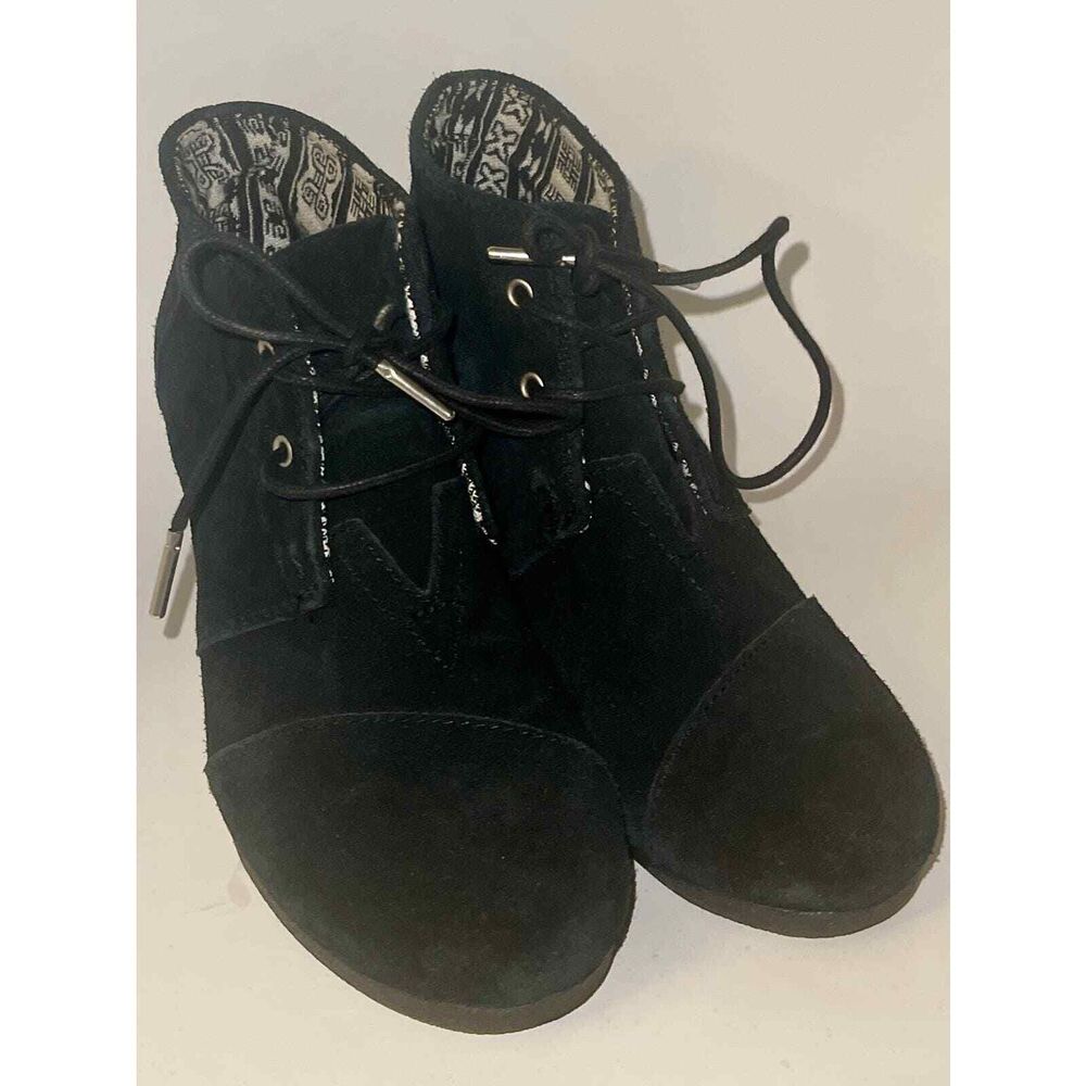 TOMS ANKLE BOOTS Women’s 7.5 Kala Wedge Heels Ankle Booties Black Suede Lace Up